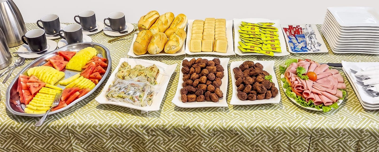 Buffet MTA Express : fruits frais, pains, viennoiseries et charcuterie